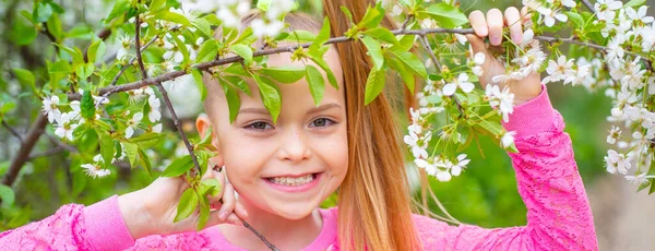 Banner with spring kids portrait. Spring teenager girl over nature green background. Kids close up face on blossom background. — Fotografia de Stock