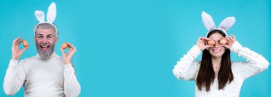 Paskalya ailesi. Tavşan kulaklı mutlu çift. Komik tavşanlı pankart, kopyalama alanı.