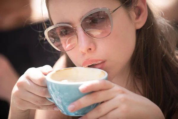 Крупним планом портрет жінки з чашкою кави. Чуттєва жінка п'є каву на відкритому повітрі . — стокове фото