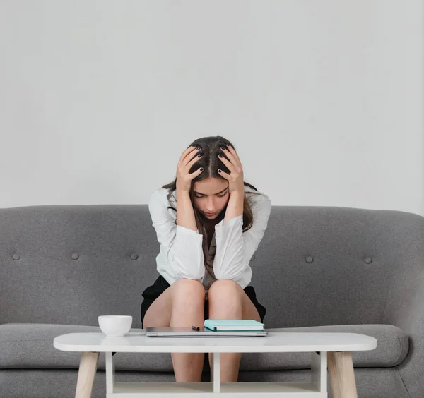 Traurigkeit depressive Geschäftsfrau, Frustration Sekretärin Mädchen, gestresste Mitarbeiter Überstunden mit zu viel Arbeit, Büroproblem am Arbeitsplatz. — Stockfoto