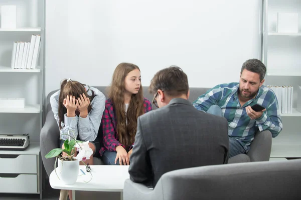 Familjen på psykologsessionen. Psykolog ger familjeterapi för pappa mamma och dotter flicka, psykologi. — Stockfoto