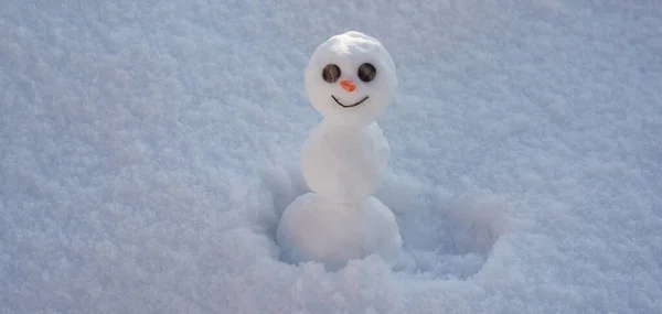 Kardan adam. Güneşli kış gününde gülümseyen kardan adam. — Stok fotoğraf