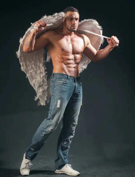翼を持つハンサムな筋肉、裸の男性天使。セクシーなアスリート天使の男。バレンタインデー. — ストック写真