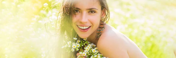Spring woman face for banner. Portrait of a beautiful young girl in the spring with wildflowers. Happy summer face of young woman in green nature field. — 图库照片