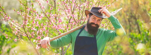 Frühlingsbanner des Menschen im Freien. Gärtner pflanzen im Frühjahrsgarten. Gärtner arbeiten im Garten mit Gartengeräten und haben viel Zeit. Biobauer werden. — Stockfoto