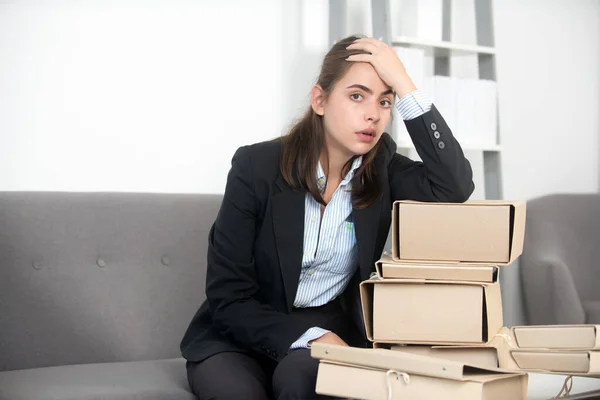 Ocupada mujer de negocios, secretaria trabajando sola hasta tarde en la oficina. Secretaria triste enojada, empleado contable molesto. —  Fotos de Stock