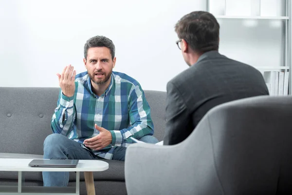 Mannen van middelbare leeftijd crisis. Probleem opgelost. Psychologie, concept van geestelijke therapie. Man patiënt en psycholoog bij psychotherapie sessie. — Stockfoto