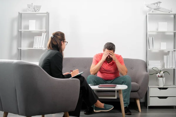 Depressed middle aged man problem therapy. Solving problem. Psychology, mental therapy concept. Man patient and psychologist at psychotherapy session. — Fotografia de Stock