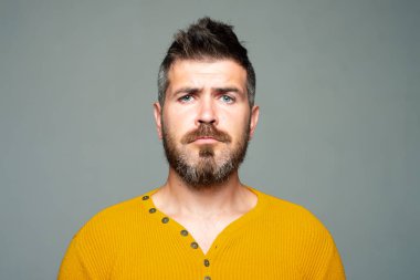 Ciddi sakallı adam. Üzücü bir duygu. İnsanların ifadeleri ve duyguları.