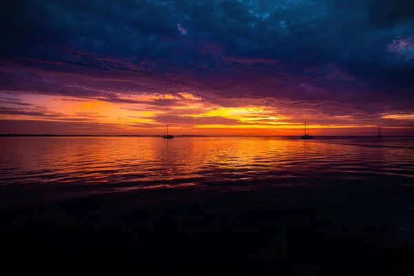 De manhã cedo, o nascer do sol sobre o mar, o pôr do sol a reflectir. Nascer do sol sobre o mar e bela paisagem nublada. — Fotografia de Stock