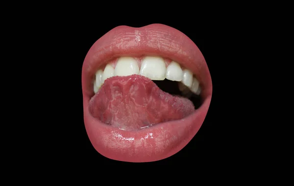 Beleza conceito de expressão da boca. Close up do rosto da mulher com batom vermelho lambendo os lábios com língua sensual. Isolado em preto. — Fotografia de Stock