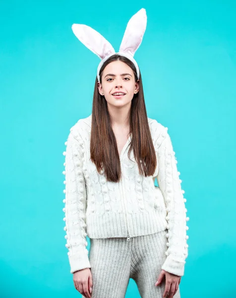 Chica sorprendida con orejas de conejo en el día de Pascua sobre fondo aislado. — Foto de Stock