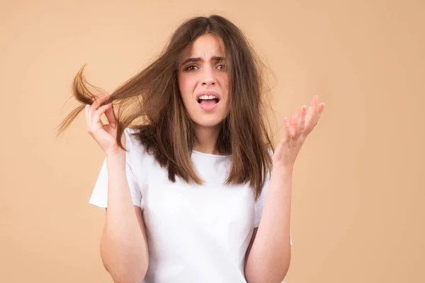 Włosy na problem wypadania włosów, kobieta pokazać włosy splątane zniszczone włosy. — Zdjęcie stockowe
