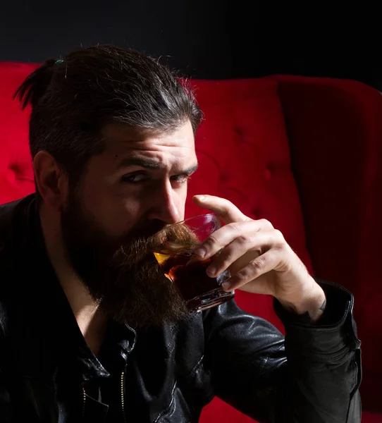 Homme ivre tenir verre de whisky dépendance à l'alcool besoin de thérapie. L'alcoolisme, la dépendance à l'alcool et le concept de personnes. Homme barbu buvant du whisky, du whisky ou du cognac. — Photo