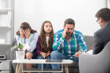 Aile psikoloji seansında. Psikolojik aile sorunu. Sosyal görevli psikolog, baba ve kız çocuğuyla konuşuyor. Psikolojik aile sorunu, aile terapisi..