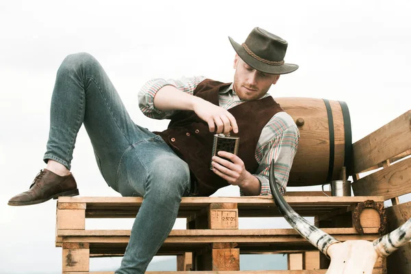 American cowboy man. Brutal western. Guy drinking whiskey. — Stock Photo, Image