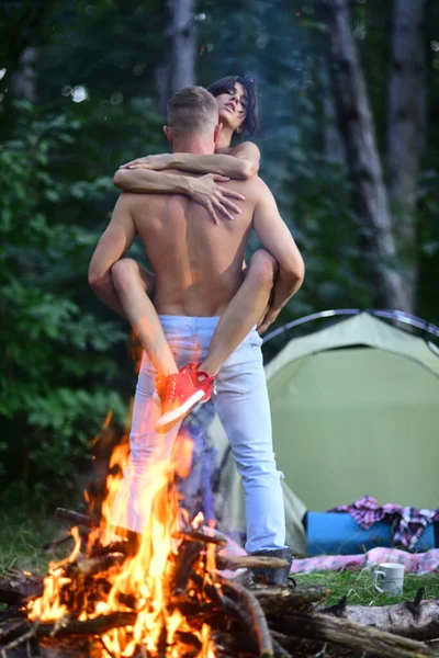 Casal no acampamento. Jovem coupl no acampamento rural. Namorada e namorado no fim de semana romântico na natureza. Cupl despreocupado perto fogueira fogueira, conceito de liberdade. Casal encantador perto da lareira. — Fotografia de Stock