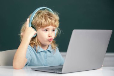 Bir fikrim var. Bilgisayar kullanan ve okuldaki video öğretmeniyle internetten ders çalışan kulaklıklı dahi çocuk..