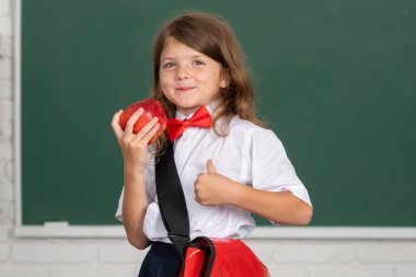 Küçük liseli kız sınıfta öğreniyor, okulda İngilizce öğreniyor. Çocukların eğitimi ve bilgisi. Öğrenci çocukları.