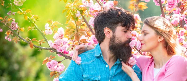 Pareja de primavera enamorada, Banner. Mujer y hombre disfrutando de relaciones perfectas y pasar unas vacaciones espolvoreadas. Retrato romántico de una sensual pareja enamorada. Feliz Pascua.. —  Fotos de Stock