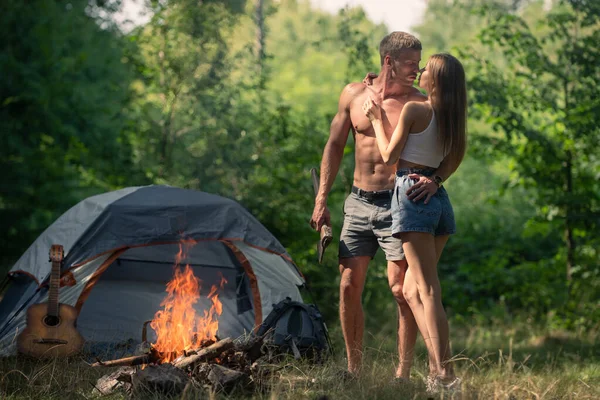 Casal sexy acampando perto de fundo da floresta. Natureza e estilo de vida conceito. Amantes românticos no campo. — Fotografia de Stock