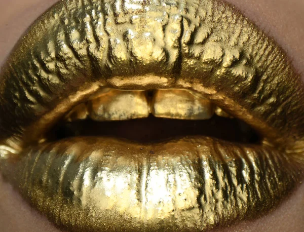 Icono de labio con efecto brillo dorado. Boca sensual. Símbolo de beso de lápiz labial dorado. Boca de oro de lujo Glamour. Efecto dorado en los labios. — Foto de Stock