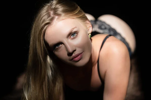 Ritratto di giovane donna attraente. Drammatico e sensuale ritratto di una bella ragazza isolata su uno sfondo scuro in studio. Ragazza sensuale. — Foto Stock