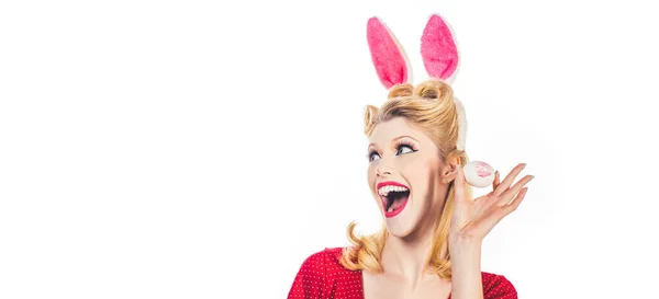 Bannière de Pâques avec lapin femme. Femme de Pâques. Femme portant un masque lapin de Pâques et semble très sensuelle. Pinup femme dans les oreilles de lapin avec oeuf de Pâques. — Photo