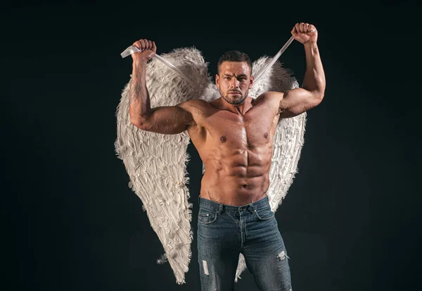 Svalnatý silný krásný svlečený mužský model Valentin. Hezký sexy muž s andělskými křídly. Valentýn, 14. února. — Stock fotografie