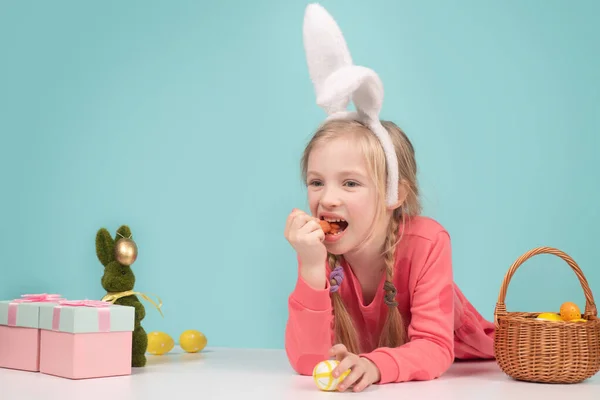 Счастливого пасхального кролика. Дети играют с пасхальными яйцами, едят морковь. — стоковое фото