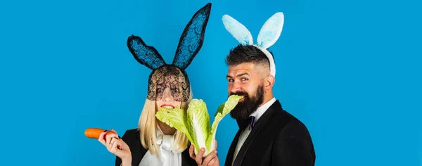Vrolijk Pasen. Vrouw komische, grappige en knappe man dragen konijnenoren. Pasen verkoop concept, korting. Banner met grappig konijnenpaar, kopieerruimte. — Stockfoto