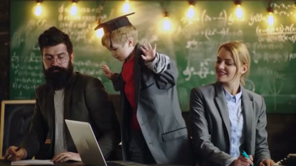 Padres con niños listos para la escuela. Aprender educación en línea. Niño de la escuela primaria. — Vídeo de stock