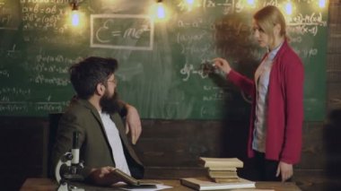Sınıfta profesörü dinleyen lise öğrencisi. Öğretmen açıklama matematiği. Profesör yetişkin öğrencilere eğitim konsepti öğretiyor.
