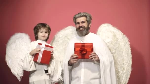 San Valentín con padre e hijo con regalo de San Valentín. Amor concepto familiar. Papá y niño con alas de ángel y regalos. Paternidad, padre con hijo, infancia. Día de los padres. — Vídeos de Stock