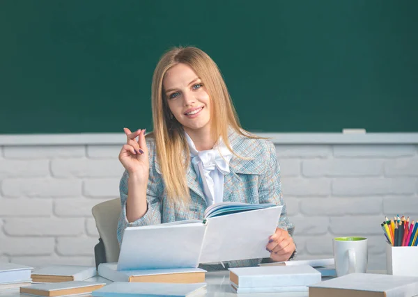 Middelbare school student met boek leren Engels of wiskunde in de klas. — Stockfoto