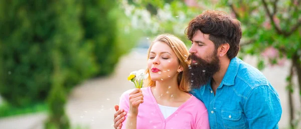 Pareja de primavera enamorada, Banner. Pareja romántica enamorada sintiendo felicidad. Joven pareja encantadora caminando en el parque de primavera. Sonriente pareja en el amor en el florecimiento de fondo del jardín del árbol. —  Fotos de Stock