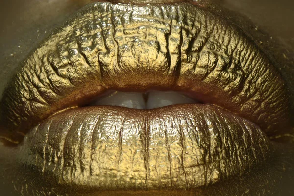 Boca lujosa brillante. Lápiz labial dorado en los labios, boca dorada femenina. Imprime los labios. Cosméticos de lujo para mujeres. — Foto de Stock