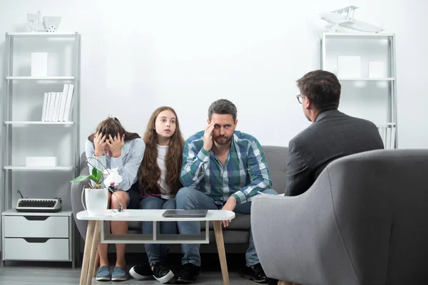 Psycholoog geeft gezinstherapie voor vader moeder en dochter meisje, psychologie. Familie therapie, sociale dienst concept. — Stockfoto