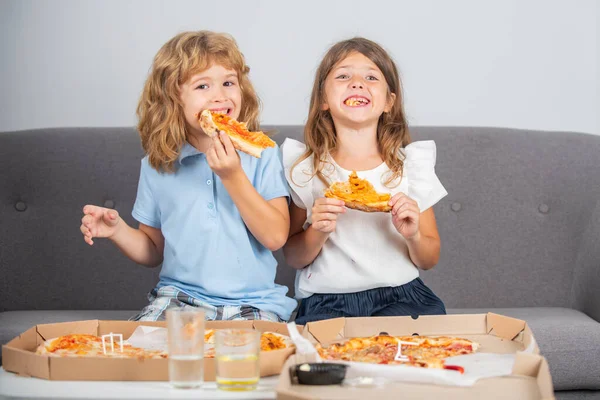 Pizza yiyen aç çocuklar. Küçük kız ve oğlan pizza yiyorlar.. — Stok fotoğraf