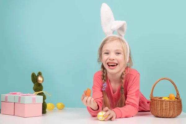 Niña feliz en conejo de Pascua orejas de conejo y una cesta de huevos de Pascua. —  Fotos de Stock
