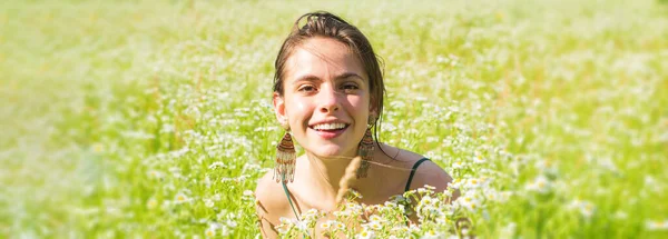 Spring woman face for banner. Beautiful Spring Young Woman Outdoors Enjoying Nature. Smiling Young Woman in Green Grass. — Stock Photo, Image