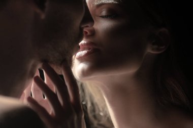 Birlikteyken kucaklaşan seksi bir çiftin şehvetli portresini yakından çek. Siyaha aşık genç bir çift. Şehvetli çift öpücüğü. Ben de seni seviyorum. Romantik ve aşk.