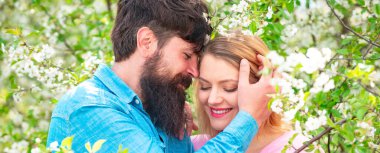 Aşık bahar çifti, Banner. Dışarıda aşık genç ve mutlu bir çift. Şefkatli aşk duyguları. Güzel mutlu çiftin bahar portresi.