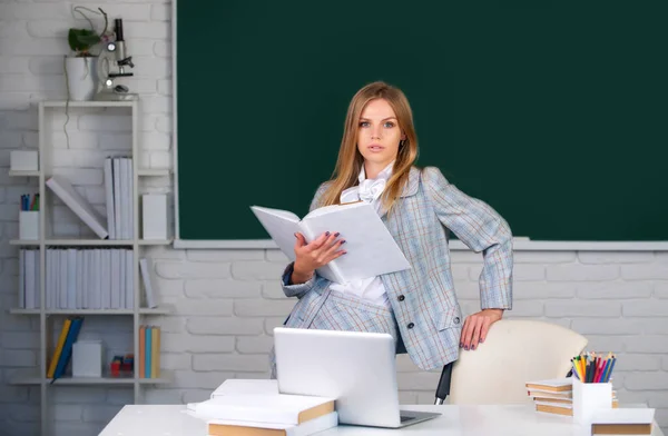 Beautiful clever smart student, cute blonde young woman in class at school. — Stock Photo, Image
