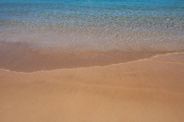 ビーチの背景。砂浜で穏やかな美しい海の波。熱帯海のビーチからの海の景色. — ストック写真