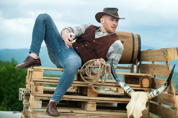 Retrato de granjero o vaquero al aire libre. Los hombres de moda retro, moda vintage, modelo masculino brutal. —  Fotos de Stock