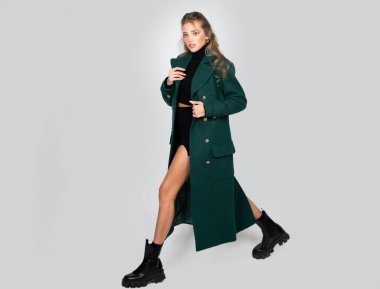 Vogue kadın ceketi. Moda modeli. Stüdyoda şık bir kadın moda elbisesi giyiyor. Güzel bir kız moda kıyafetleri giyer günlük kıyafetler, moda tarzı, tam boy..