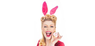 Tavşanlı Paskalya bayrağı. Paskalya Bayramı. Tavşan kulaklı seksi kadın göz kırpıyor. Paskalya bayramını tavşan kulaklı tatlı kız kutluyor. İzole edilmiş beyaz arkaplan.