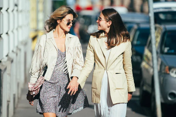 Salidas chicas hipster amigos pasar un buen rato juntos en la ciudad de la calle. Riendo chicas amigos en el fondo de la ciudad. —  Fotos de Stock