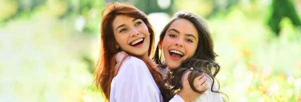 Voorjaarsspandoek met vrouwelijke vriendinnen buiten. gelukkig enthousiast meisje paar tijd doorbrengen buiten samen. — Stockfoto